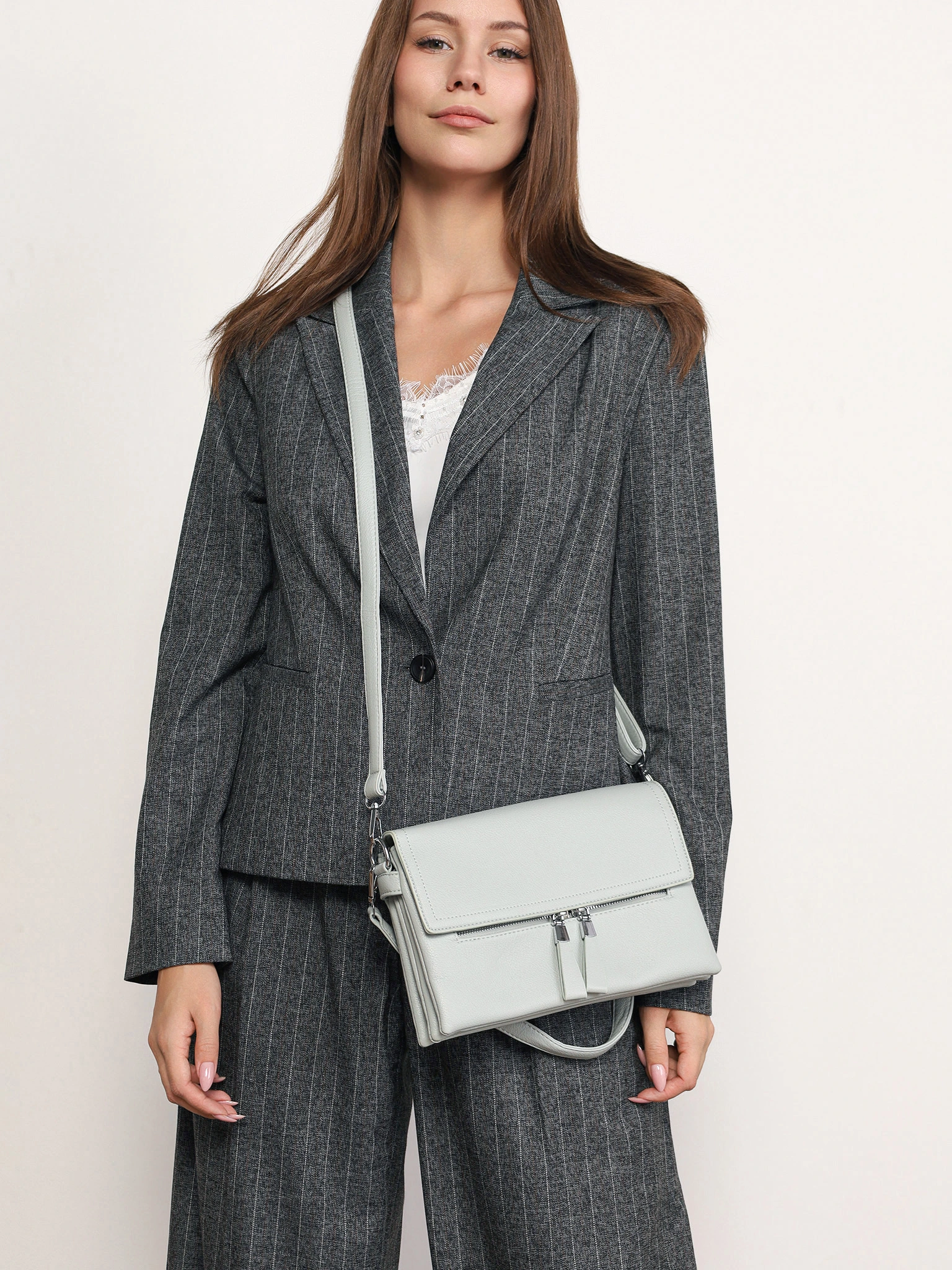 Сумка-кроссбоди со съемной ручкой и декоративными пуллерами в ассортименте